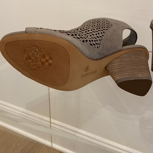 Vince Camuto  perforated open toe shooties - Picture 5 of 9